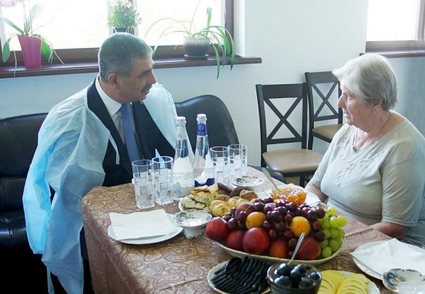 Zakir Həsənov Davidoviçin anasını ziyarət etdi